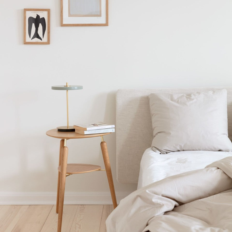 Moderne Asteria Move Tischleuchte in stilvollem Olivgrün, perfekt für gemütliche Atmosphäre und vielseitige Lichtgestaltung in Ihrem Zuhause.