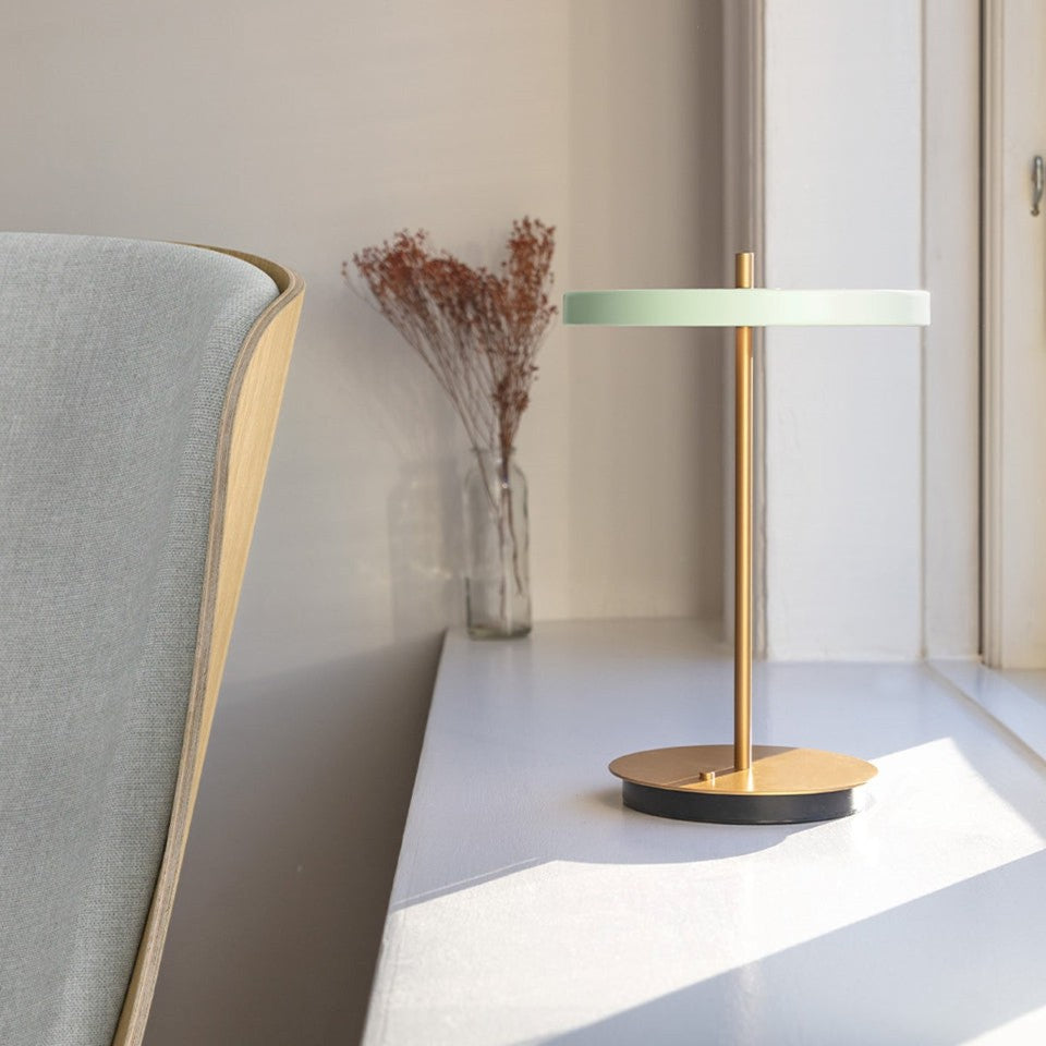 Moderne Asteria Move Tischleuchte in stilvollem Olivgrün, perfekt für gemütliche Atmosphäre und als dekoratives Highlight in Ihrem Zuhause.