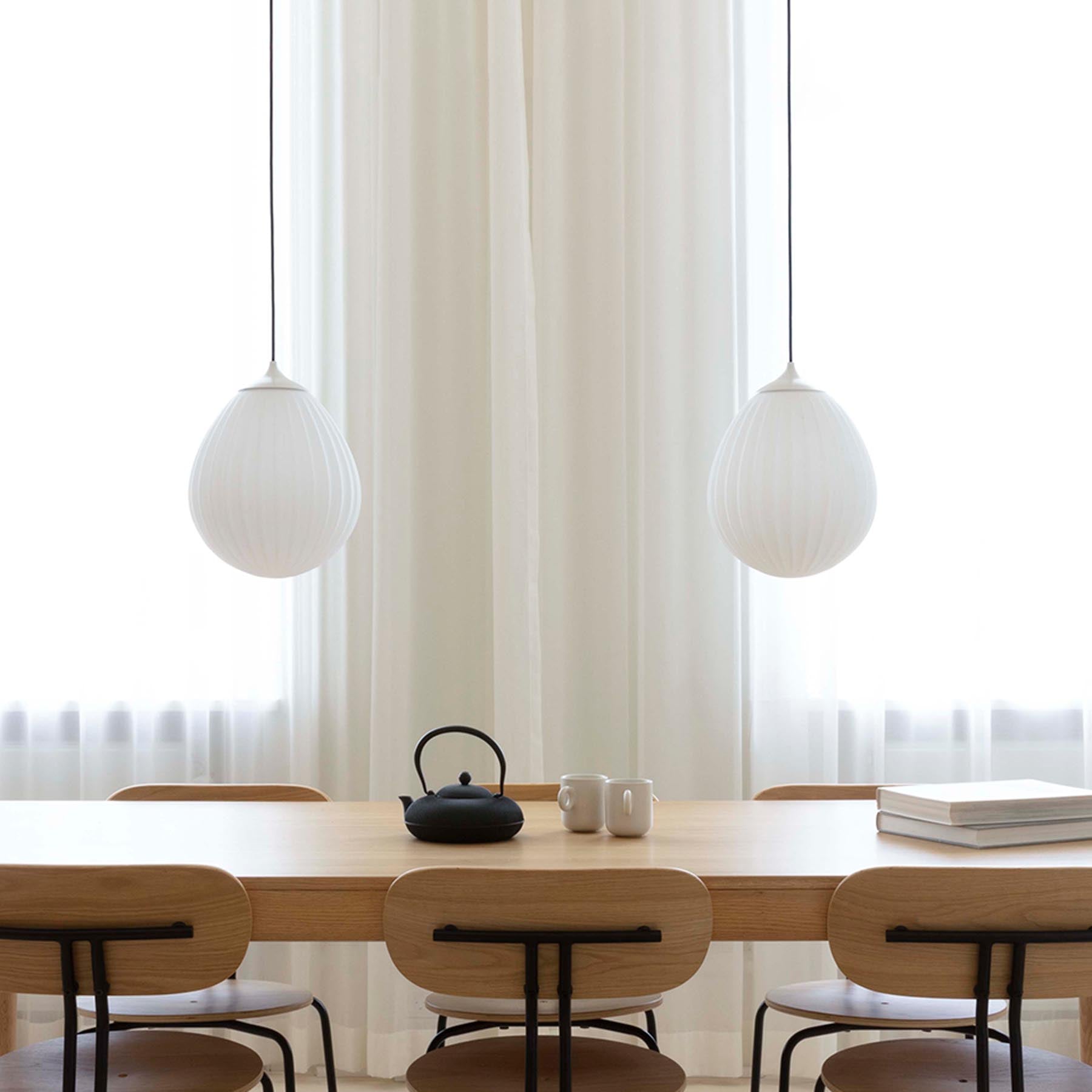 Eleganter Lampenschirm "Around the World" von Umage, der mit seiner kreativen Form und warmen Lichtstimmung jeden Raum bereichert.