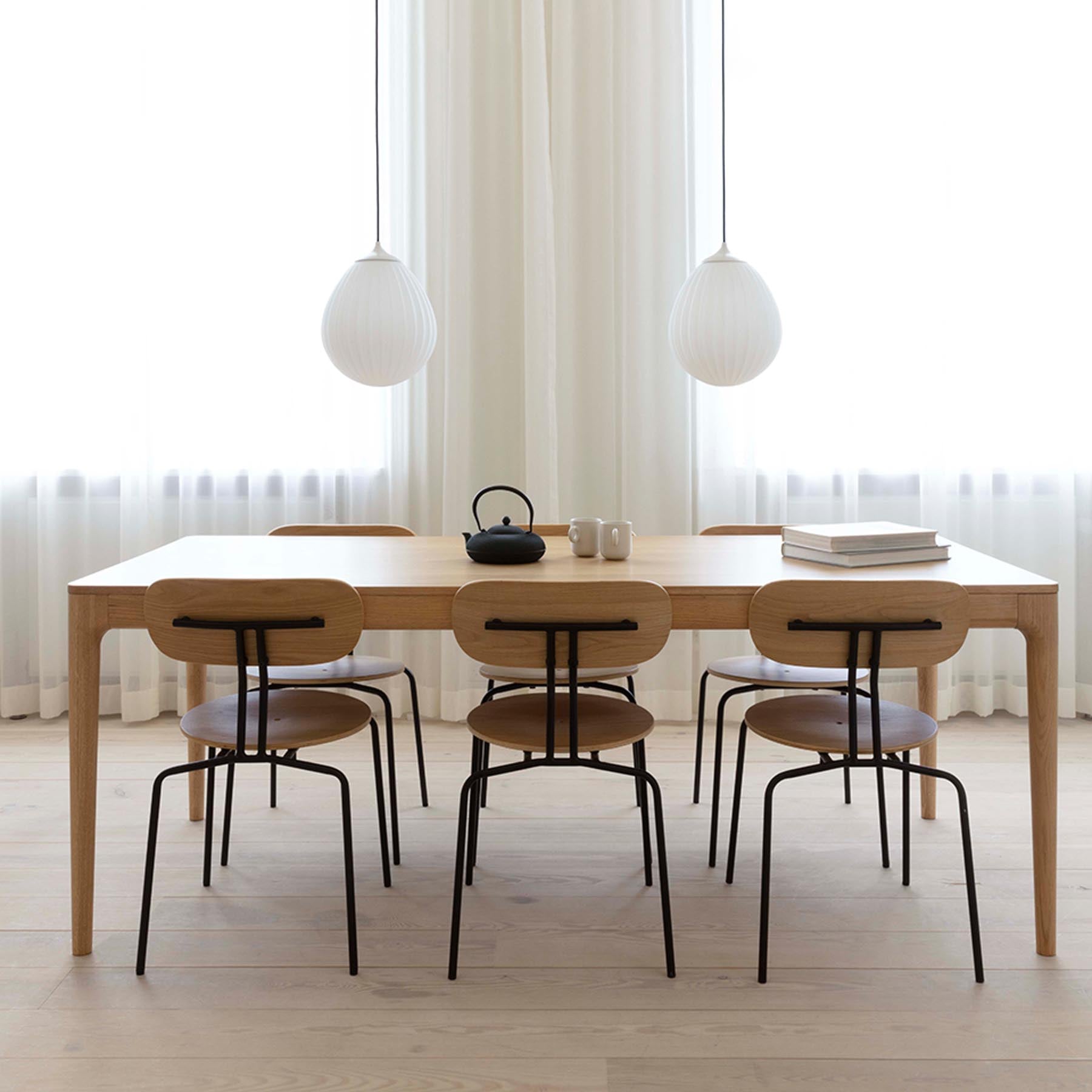 Eleganter Lampenschirm "Around the World" von Umage, der mit seinem kreativen Design jedem Raum eine warme und einladende Note verleiht.