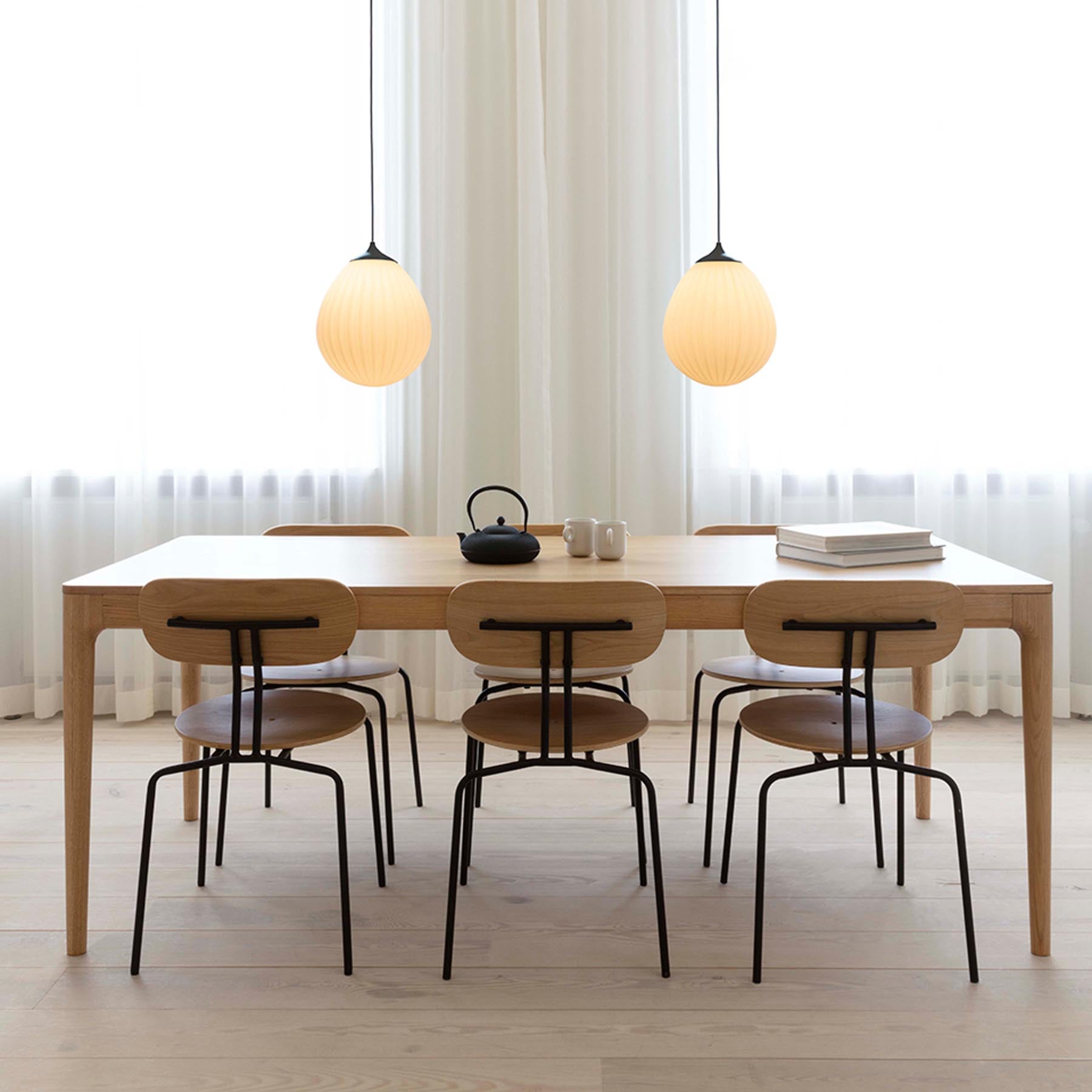 Eleganter Lampenschirm "Around the World" von Umage, der mit seiner besonderen Form und ansprechenden Optik eine gemütliche Atmosphäre zaubert.