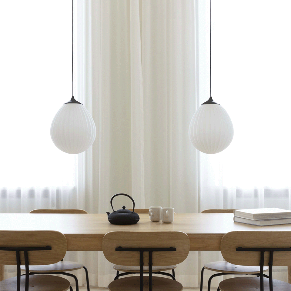 Stilvoller Umage Lampenschirm "Around the World", der durch sein einzigartiges Design und sanftes Licht jeden Raum bereichert.