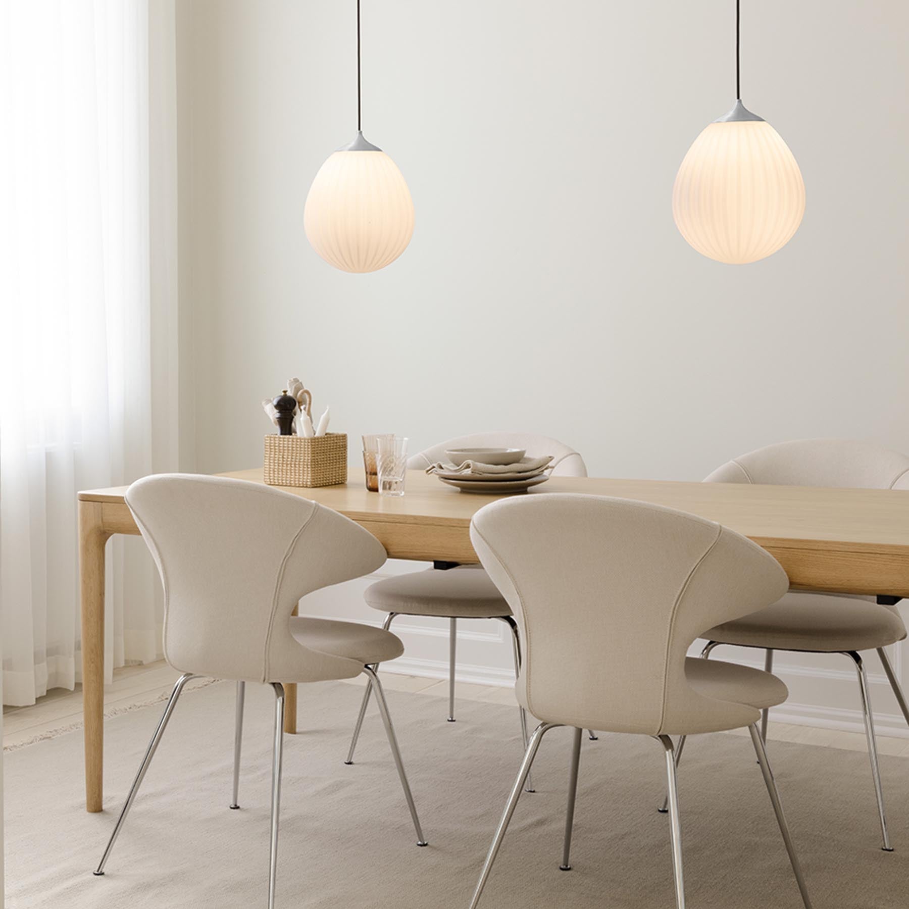 Eleganter Lampenschirm "Around the World" von Umage, der durch sein kreatives Design und sanftes Licht eine einladende Stimmung erzeugt.