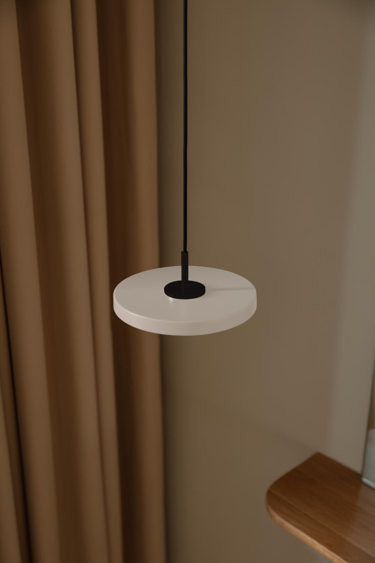 Stilvolle Asteria Micro Pendelleuchte in sanftem Pearl White, perfekt für zeitgemäße Innenräume und gemütliche Lichtakzente.