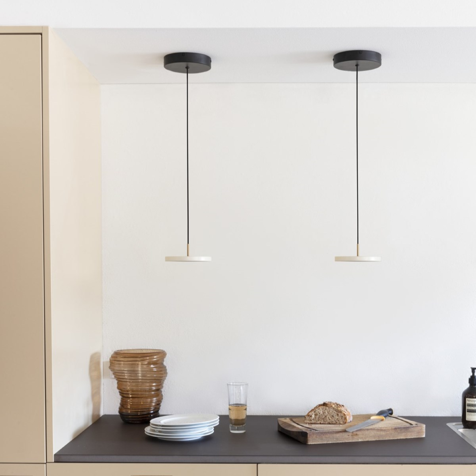 Elegante Asteria Micro Pendelleuchte in Pearl White, ideal für stilvolle Innenräume, präsentiert von Umage.