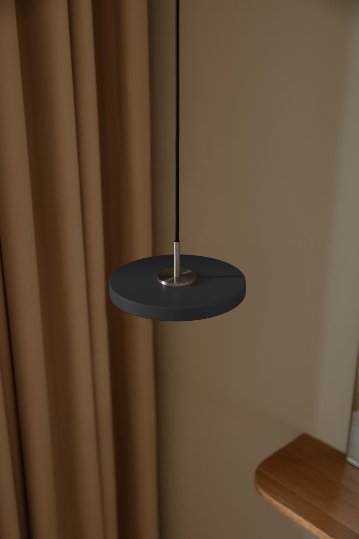 Elegante Asteria Micro Pendelleuchte in Anthrazitgrau, ideal für moderne Innenräume und zur Schaffung einer stilvollen Atmosphäre.