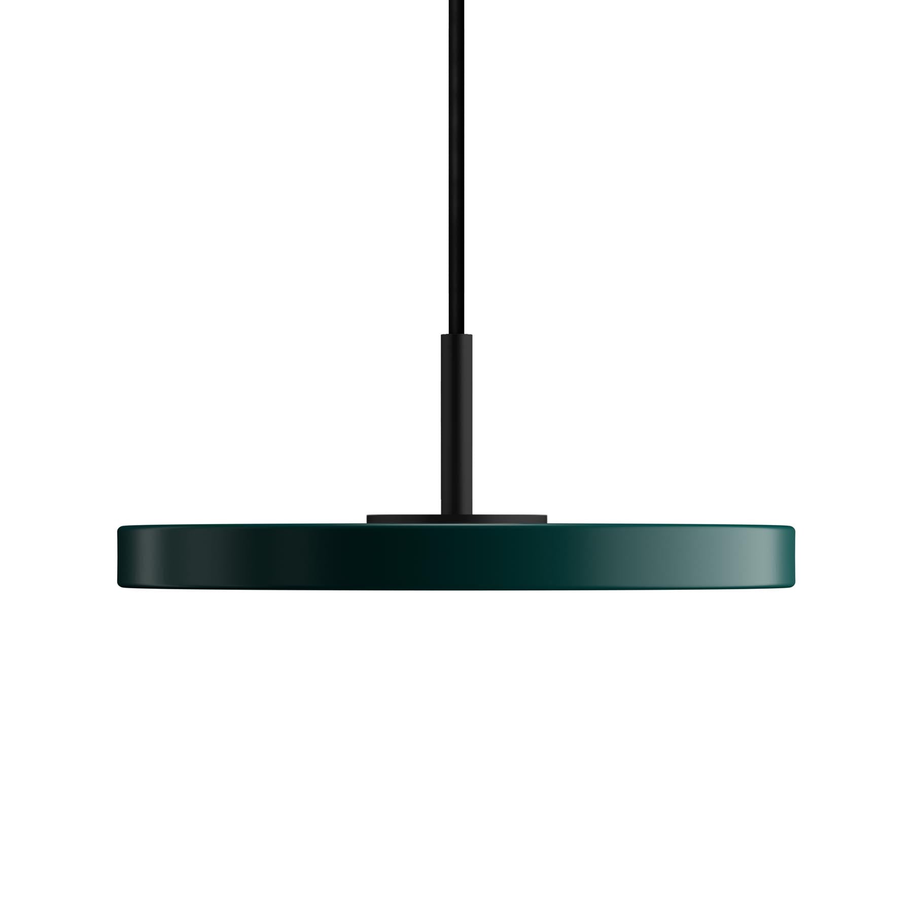 Moderne Asteria Micro Pendelleuchte in sattem Waldgrün, perfekt für kreative Raumgestaltungen und gemütliche Lichtakzente.