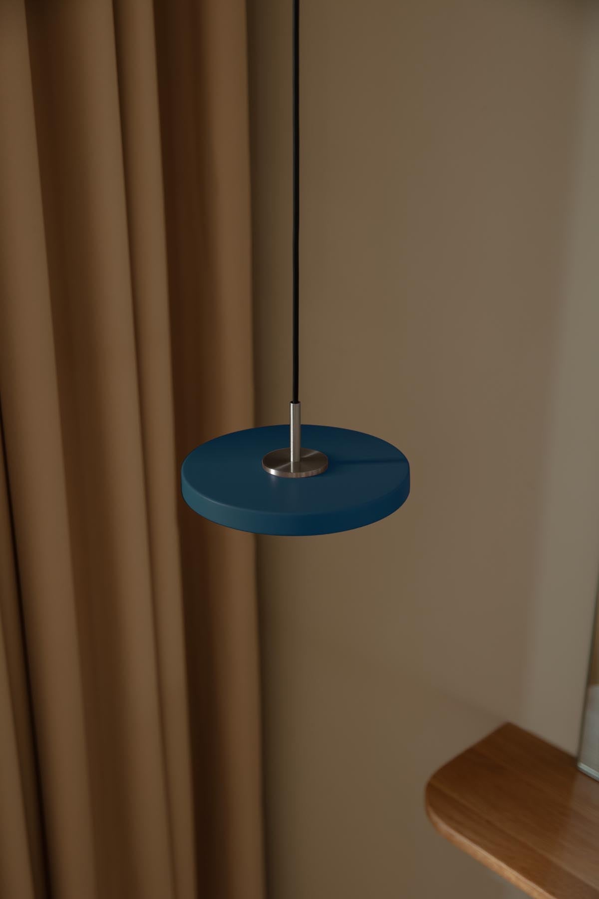 Elegante Asteria Micro Pendelleuchte in Petrol Blue, ideal für stimmungsvolle Beleuchtung und geschmackvolle Akzente in jedem Raum.