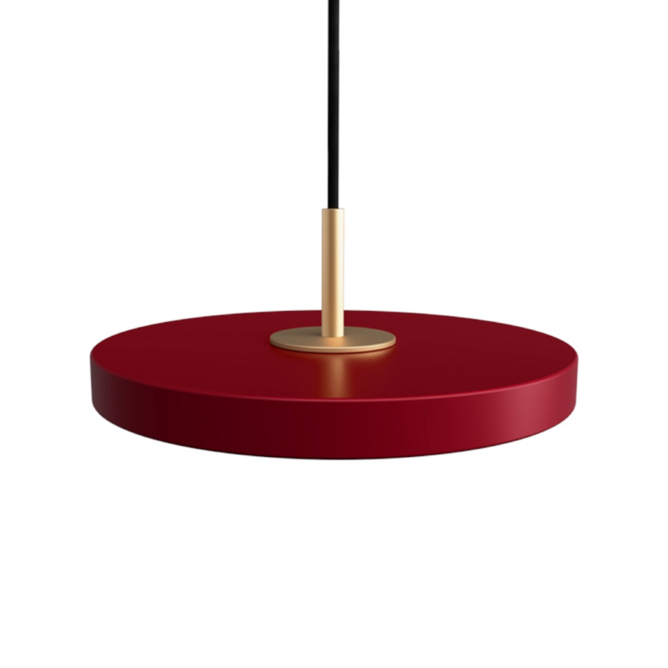 Asteria Micro Pendelleuchte in Ruby Red präsentiert im Onlineshop von KAQTU Design AG. Pendelleuchte ist von Umage