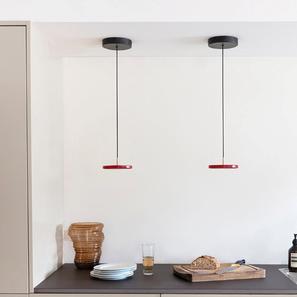 Asteria Micro Pendelleuchte in Ruby Red präsentiert im Onlineshop von KAQTU Design AG. Pendelleuchte ist von Umage