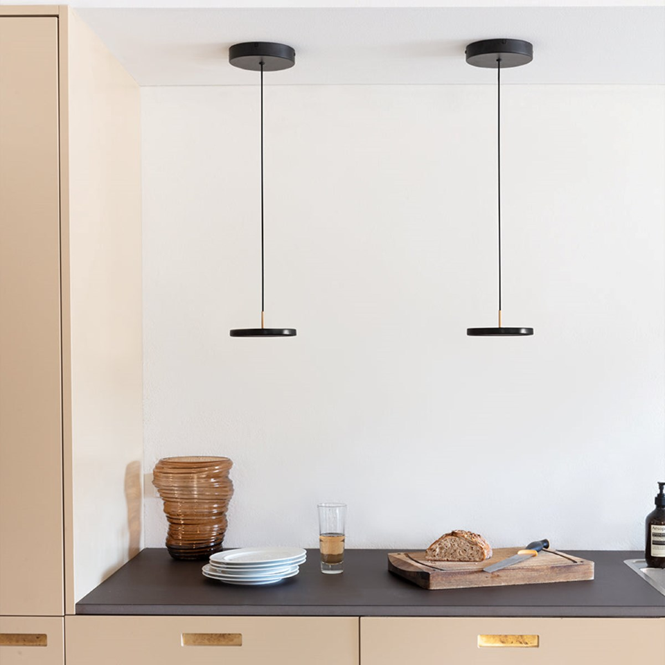 Asteria Micro Pendelleuchte in Black präsentiert im Onlineshop von KAQTU Design AG. Pendelleuchte ist von Umage