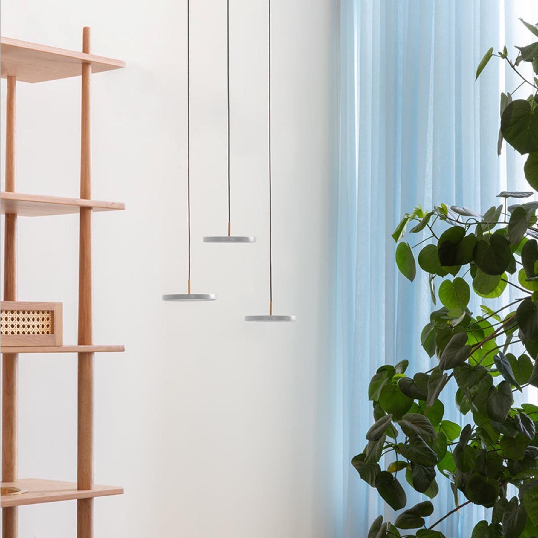 Elegante Asteria Micro Pendelleuchte in sanftem Mist, ideal für stilvolle Akzente in modernen Wohnräumen.