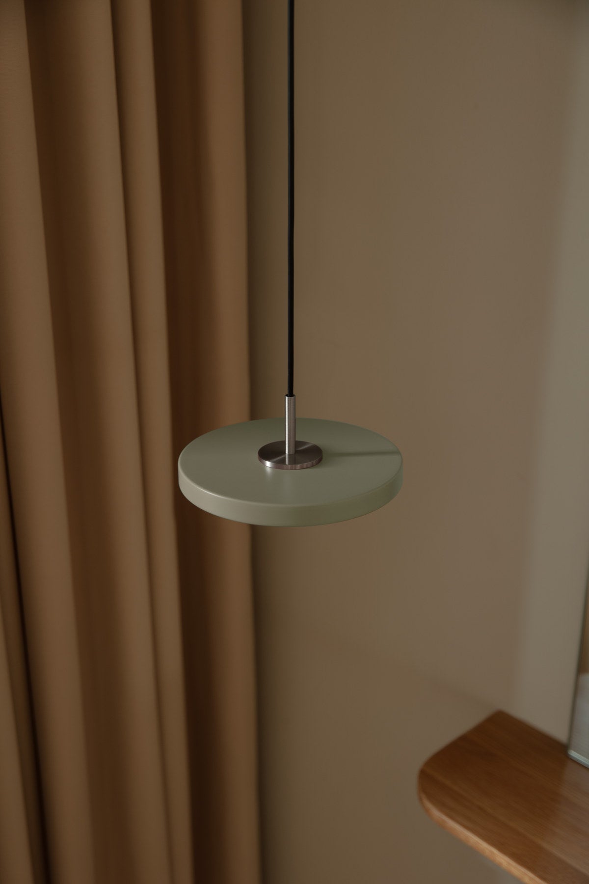 Asteria Micro Pendelleuchte in Nuance Olive präsentiert im Onlineshop von KAQTU Design AG. Pendelleuchte ist von Umage