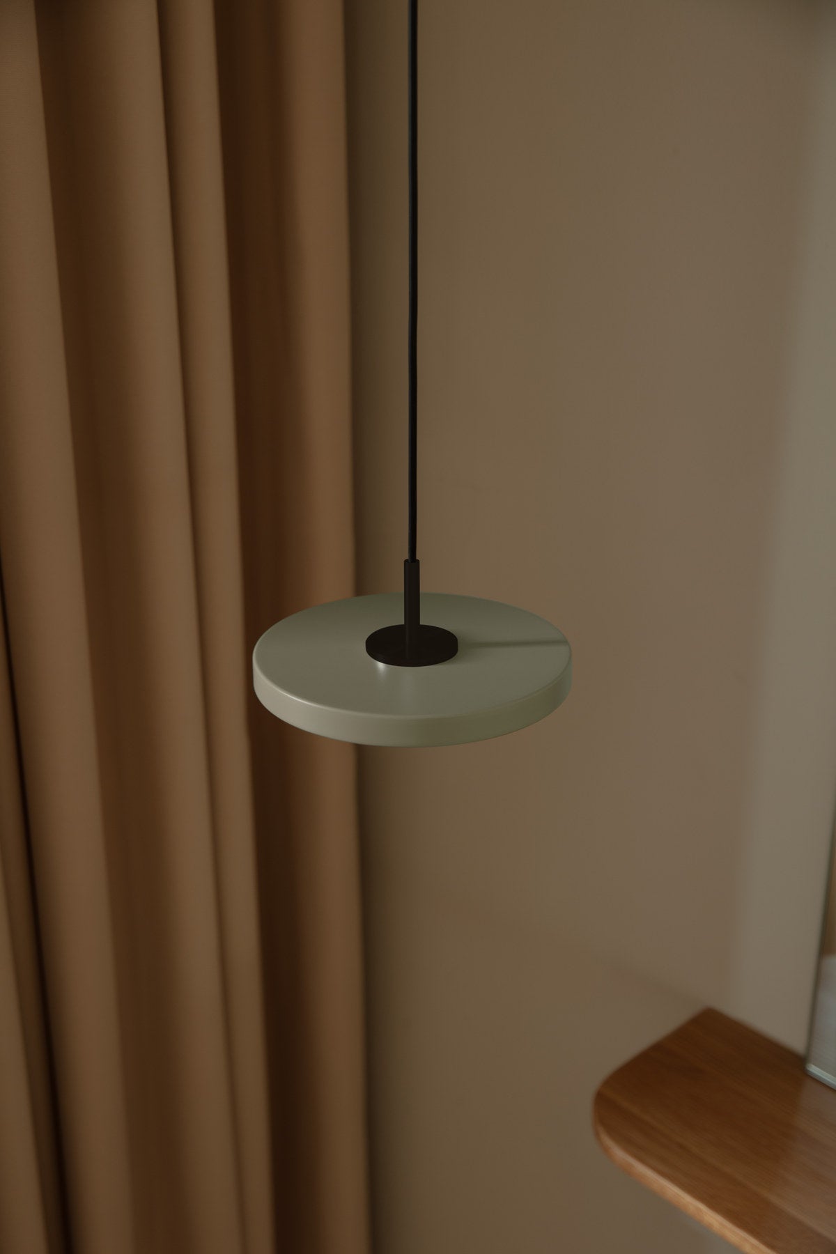 Asteria Micro Pendelleuchte in Nuance Olive präsentiert im Onlineshop von KAQTU Design AG. Pendelleuchte ist von Umage