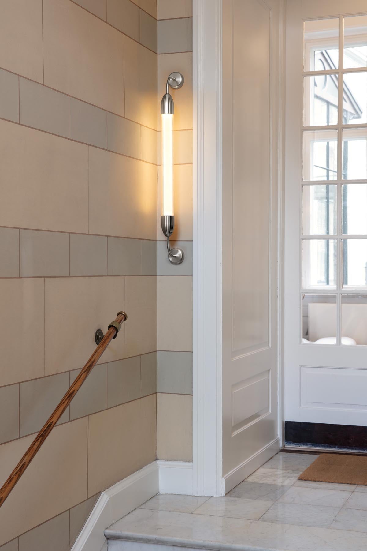 Moderne Lemon Squeeze Wandleuchte aus poliertem Stahl, ideal für stilvolle Akzente in jedem Raum, von Umage.