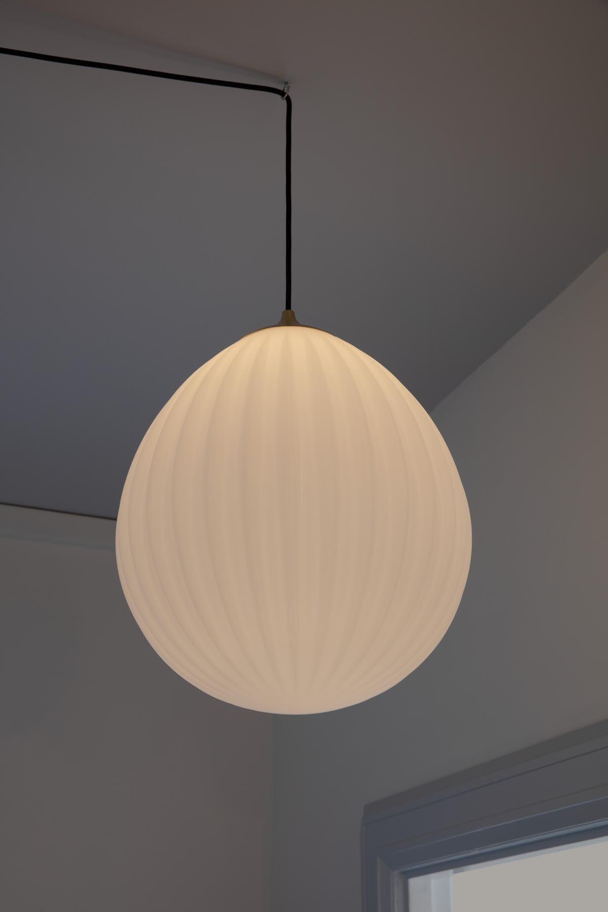 Eleganter Lampenschirm "Around the World" von Umage, der mit seiner besonderen Gestaltung ein gemütliches Lichtspiel erzeugt.