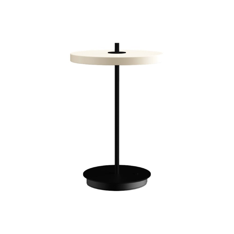Asteria Move Tischleuchte in Pearl White/Black Stem präsentiert im Onlineshop von KAQTU Design AG. Tischleuchte ist von Umage