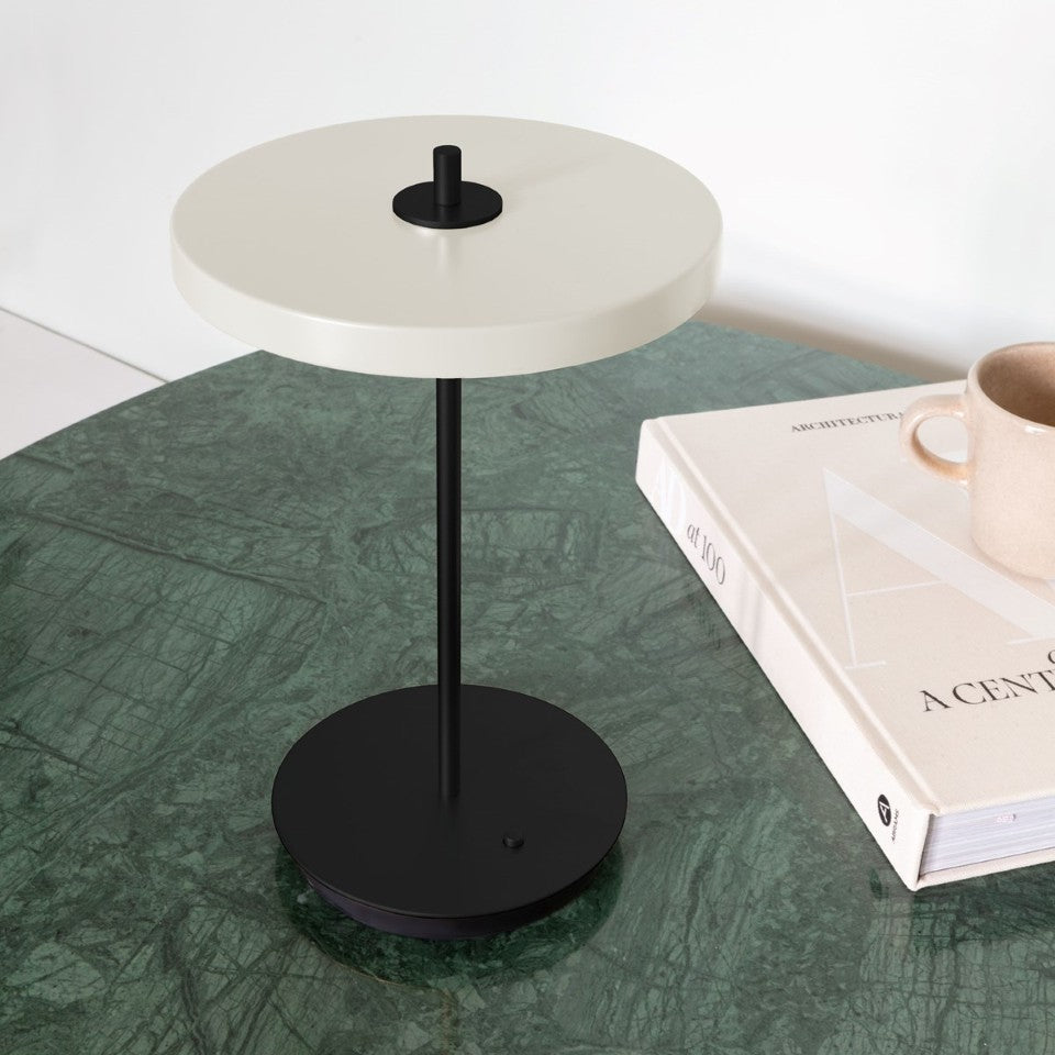 Elegante Asteria Move Tischleuchte in Pearl White mit schwarzem Fuß, ideal für stilvolle Akzente in jedem Raum.