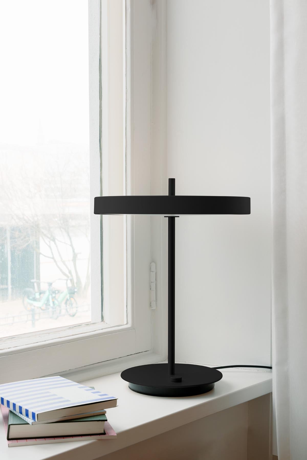 Elegante Asteria Tischleuchte von Umage in Schwarz, ideal für stimmungsvolle Beleuchtung und modernes Interieur.