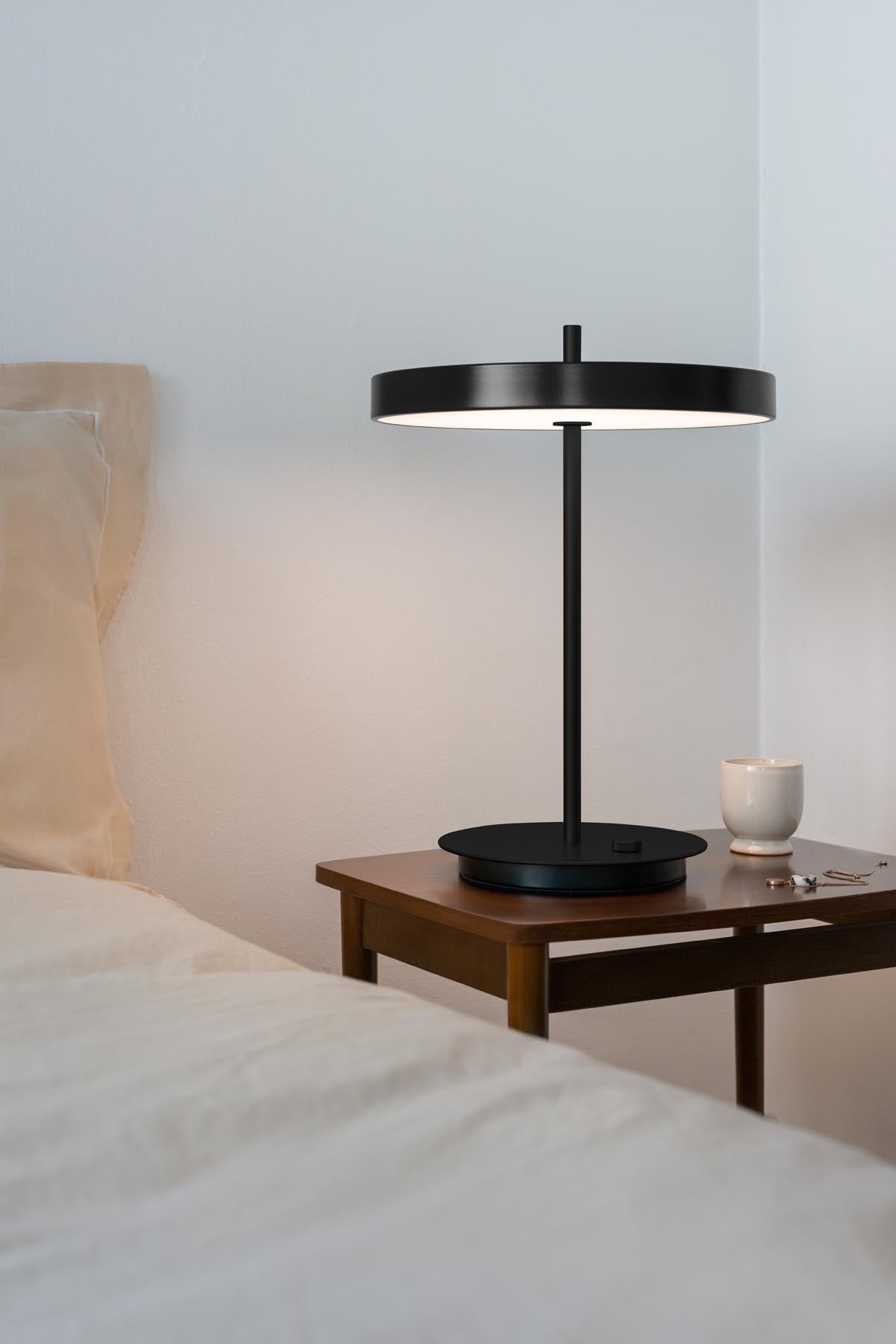 Moderne Asteria Tischleuchte von Umage in stilvollem Schwarz, perfekt für gemütliche Akzente und zeitgemäße Raumgestaltung.