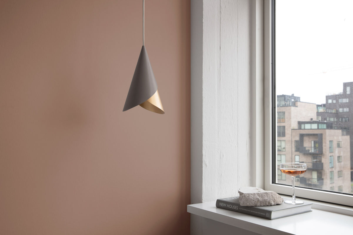 Lampenschirm Cornet von Umage aus Aluminium, bestehend aus zwei Metallkegeln