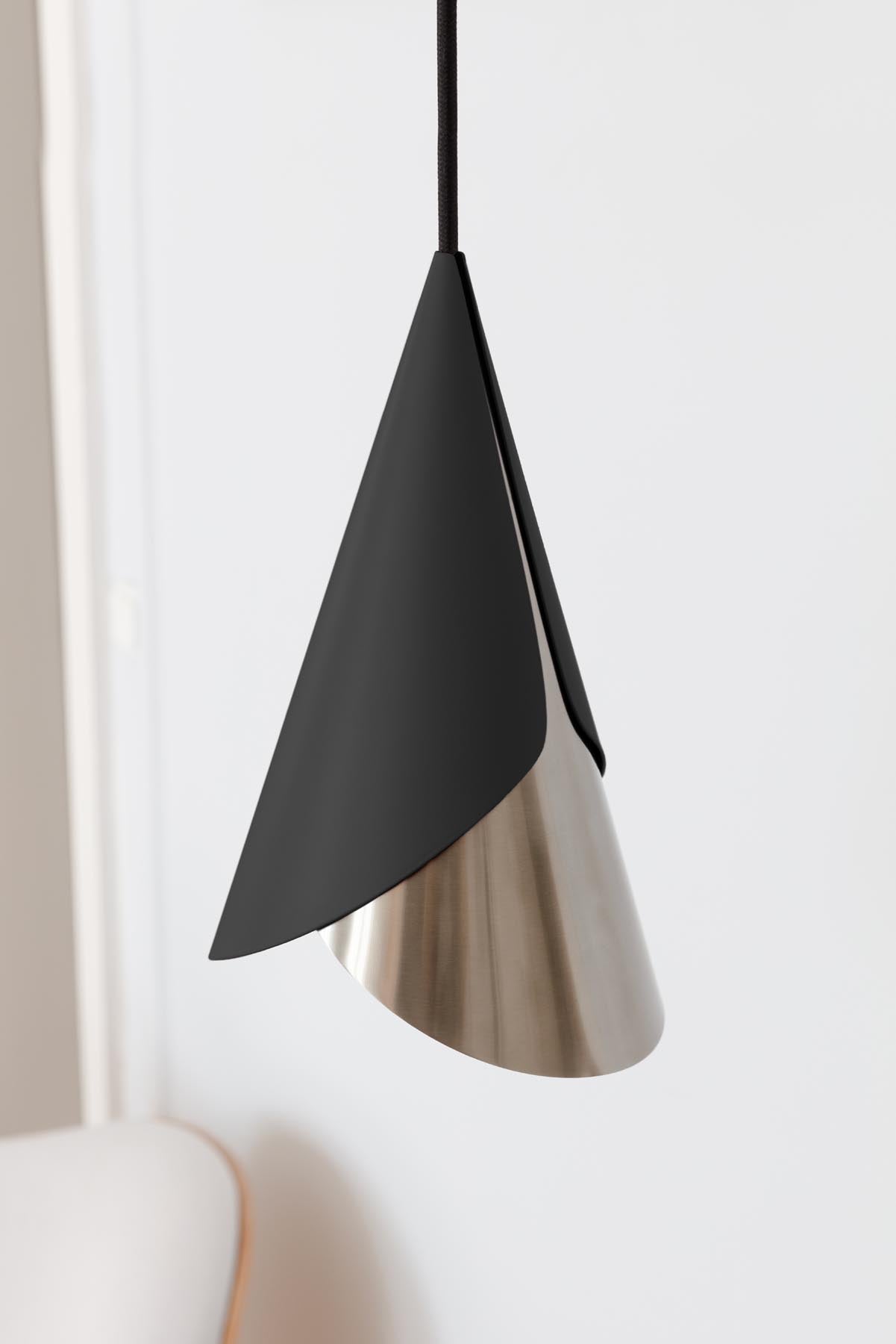 Eleganter Cornet Lampenschirm in Schwarz und Stahl, ideal für stilvolle Beleuchtung in jedem Raum. Hochwertiges Design von Umage.