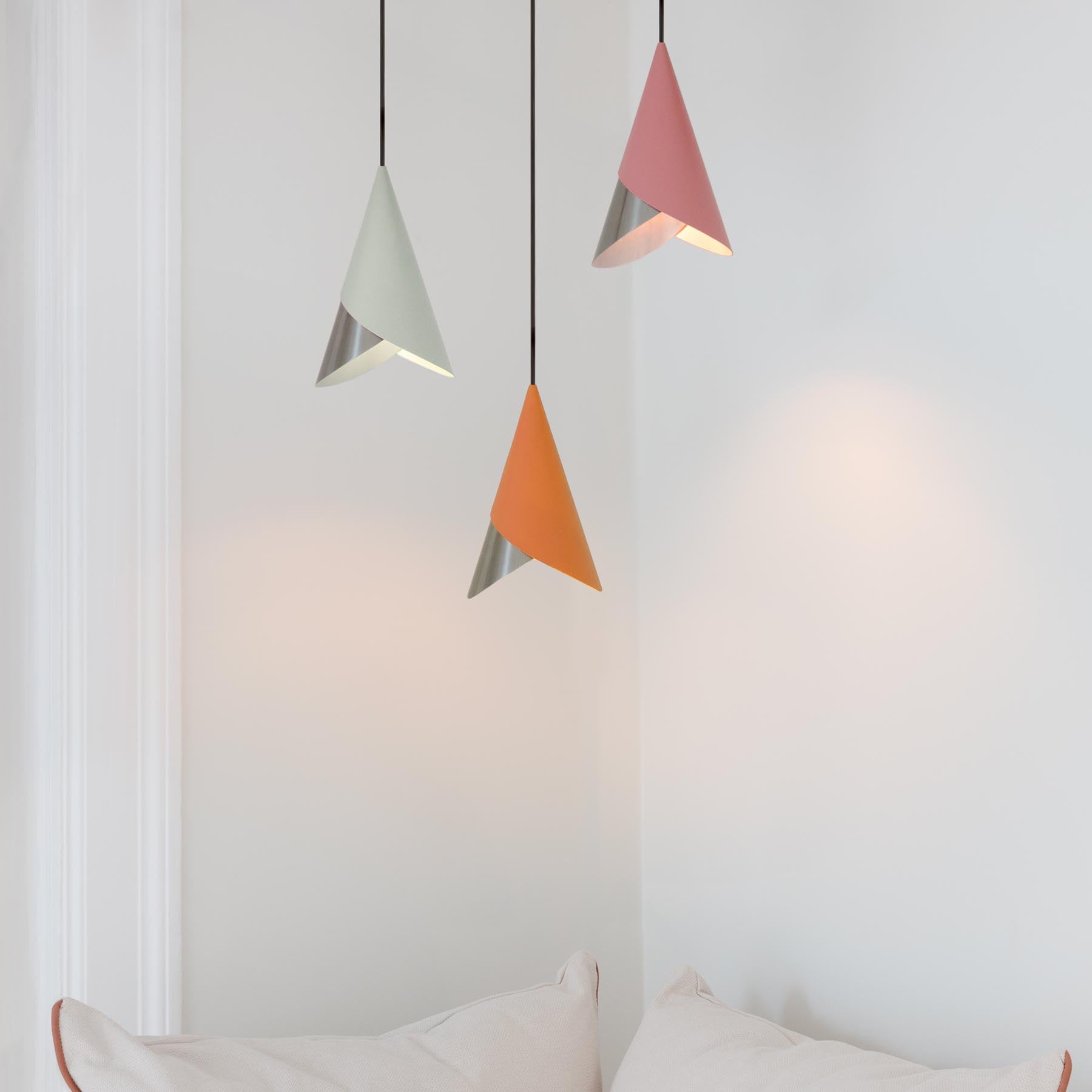 Eleganter Cornet Lampenschirm in warmem Orange und modernem Stahl, ideal für stilvolle Beleuchtung in jedem Raum.