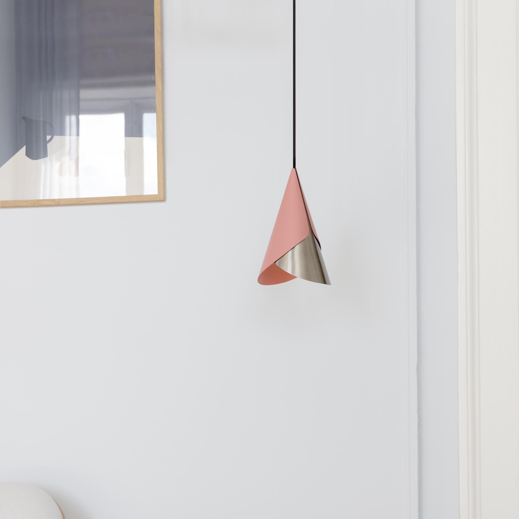 Eleganter Cornet Lampenschirm in sanftem Rosaton und Stahl, ideal für stilvolle Beleuchtung in jedem Raum.