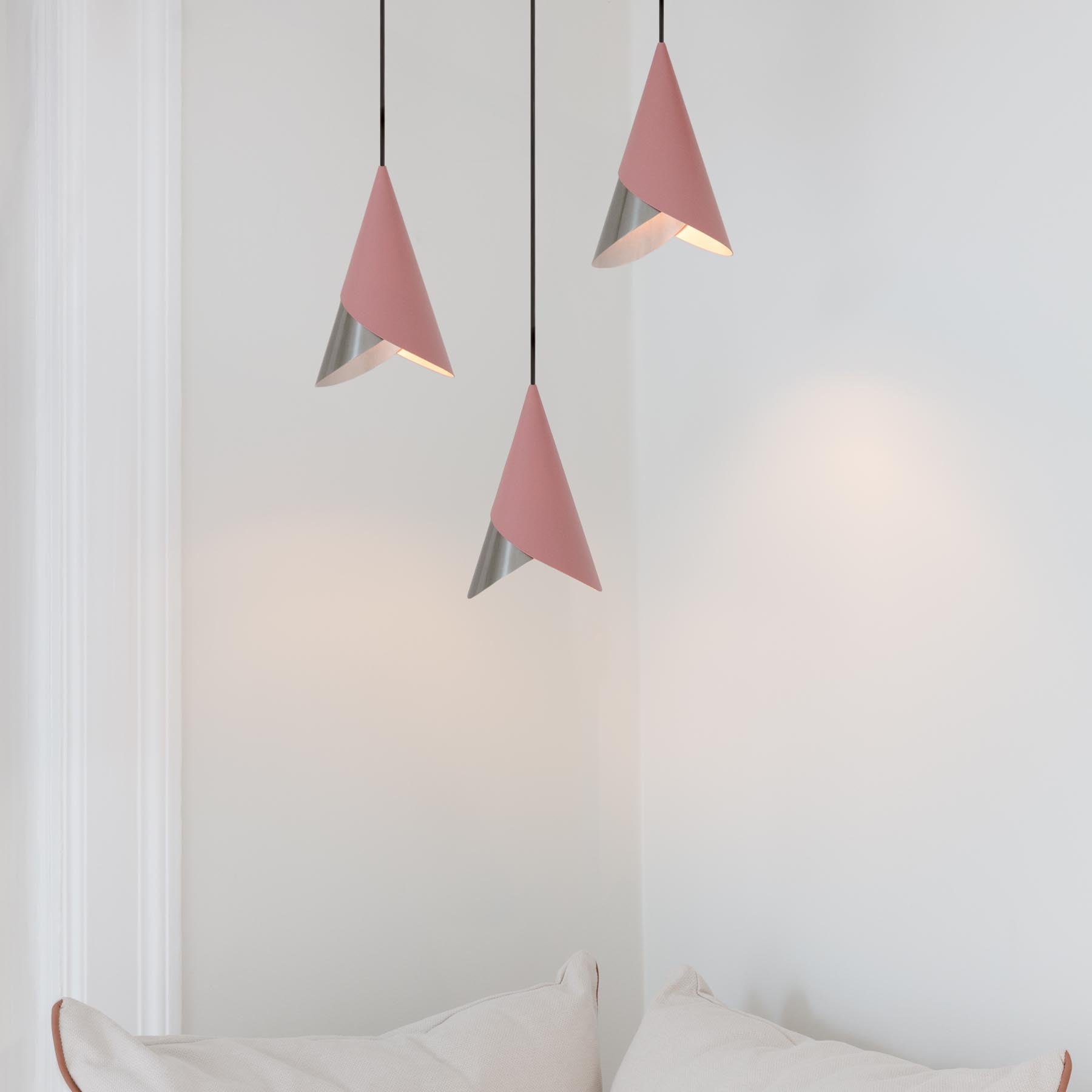 Moderner Cornet Lampenschirm in zartem Rosé, kombiniert mit edlem Stahl, perfekt für eine stilvolle Akzentbeleuchtung.