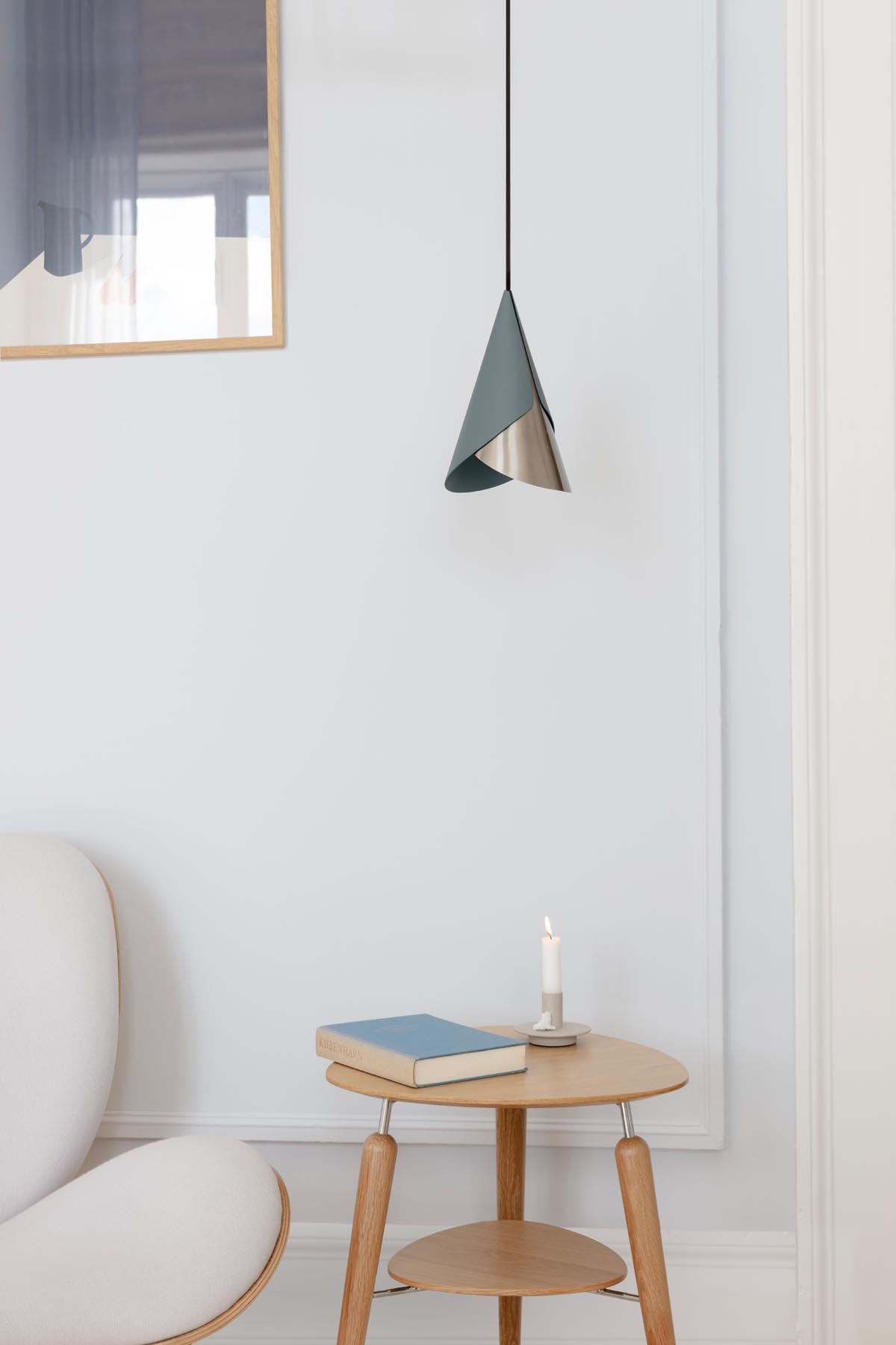 Eleganter Cornet Lampenschirm in Slate/Steel von Umage, ideal für stilvolle Beleuchtung und moderne Wohnräume.