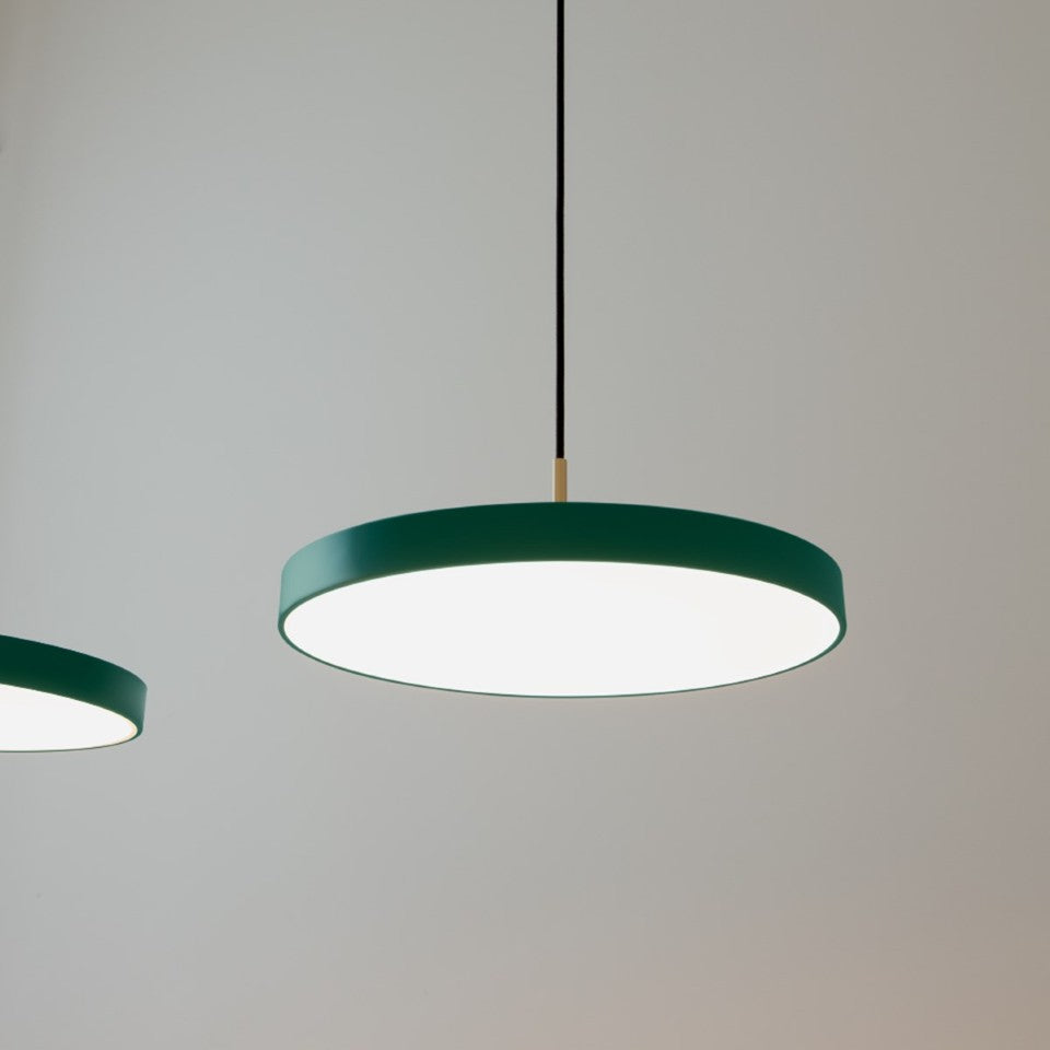 Moderne Asteria Plus Medium Pendellampe von Umage, gefertigt aus edlem Messing, perfektes Lichtdesign für einladende Wohnräume.