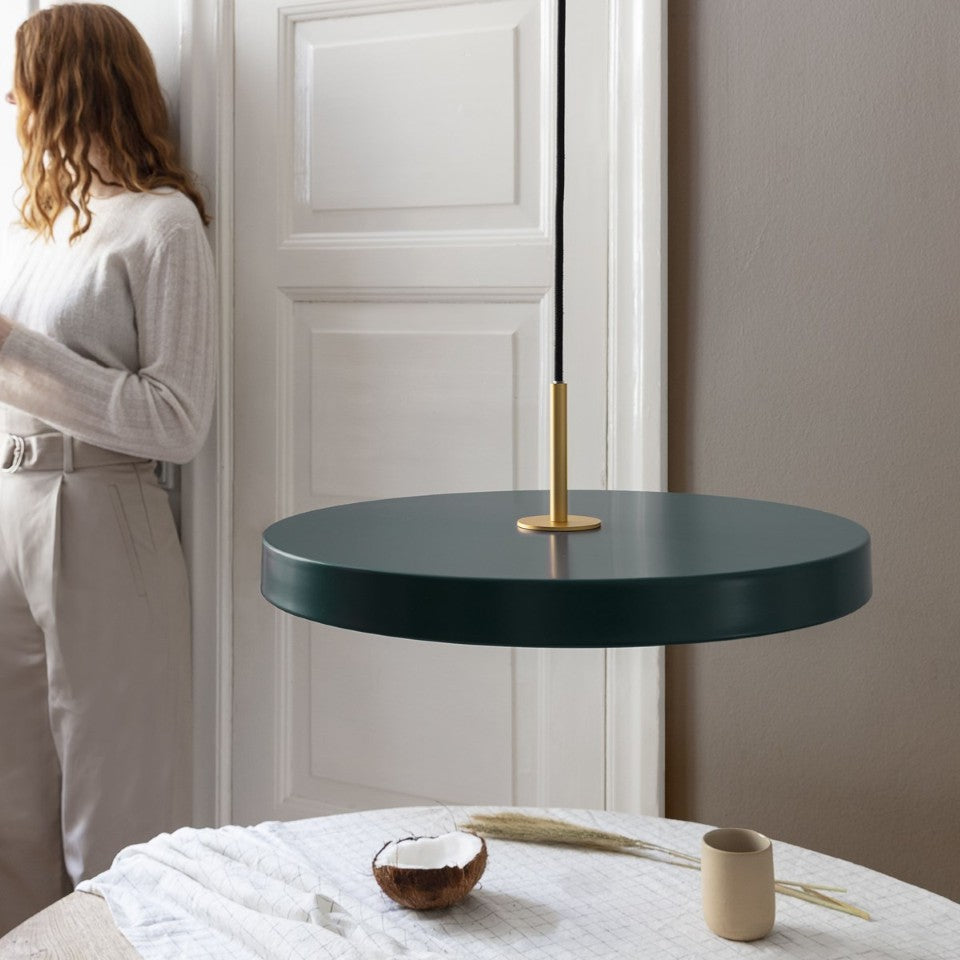 Asteria Plus Medium Pendellampe in Forest Green präsentiert im Onlineshop von KAQTU Design AG. Pendelleuchte ist von Umage