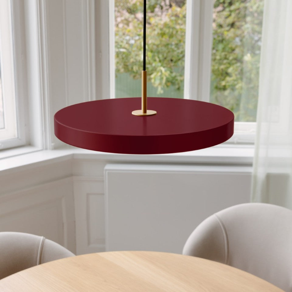 Asteria Plus Medium Pendellampe in Ruby Red präsentiert im Onlineshop von KAQTU Design AG. Pendelleuchte ist von Umage