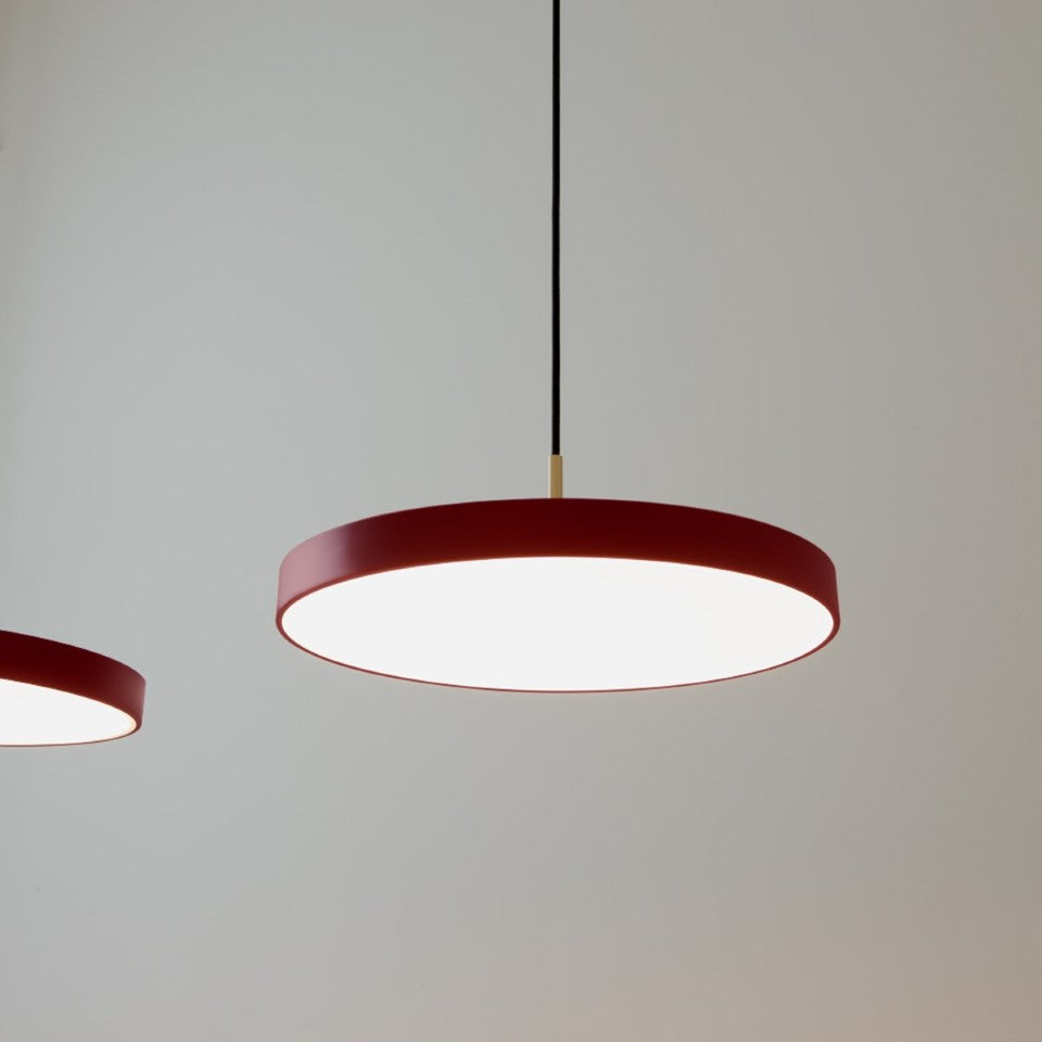 Asteria Plus Medium Pendellampe in Ruby Red präsentiert im Onlineshop von KAQTU Design AG. Pendelleuchte ist von Umage