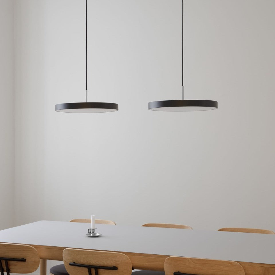Asteria Plus Medium Pendellampe in Black präsentiert im Onlineshop von KAQTU Design AG. Pendelleuchte ist von Umage
