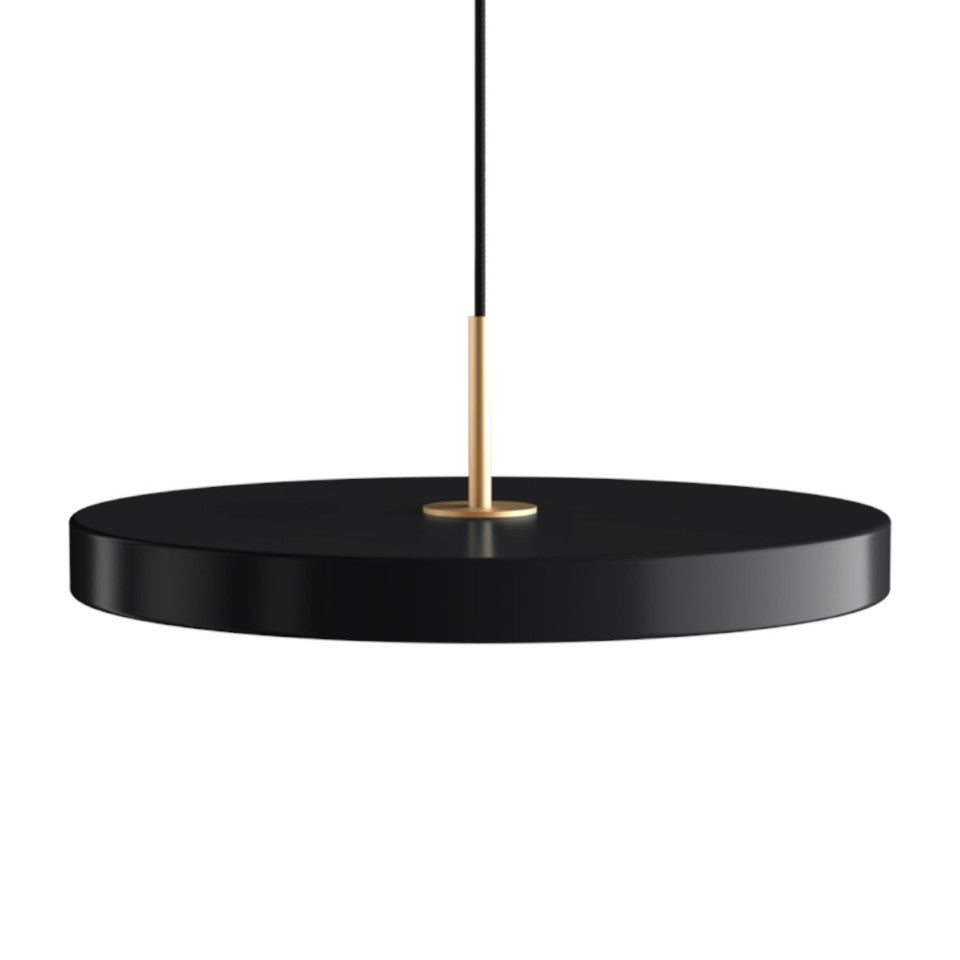 Stilvolle Asteria Plus Medium Pendellampe von Umage, gefertigt aus edlem Messing, perfekt für zeitgemäße Innenräume und gemütliche Lichtakzente.