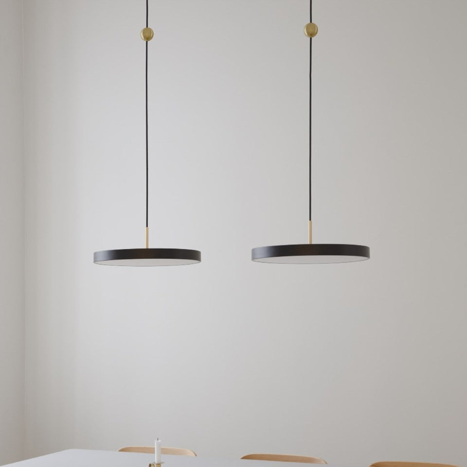 Asteria Plus Medium Pendellampe in Black präsentiert im Onlineshop von KAQTU Design AG. Pendelleuchte ist von Umage