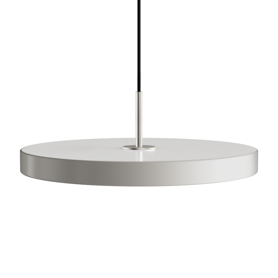 Stilvolle Asteria Plus Medium Pendellampe von Umage, gefertigt aus edlem Messing, perfekt für zeitgemäße Innenräume und gemütliche Lichtakzente.