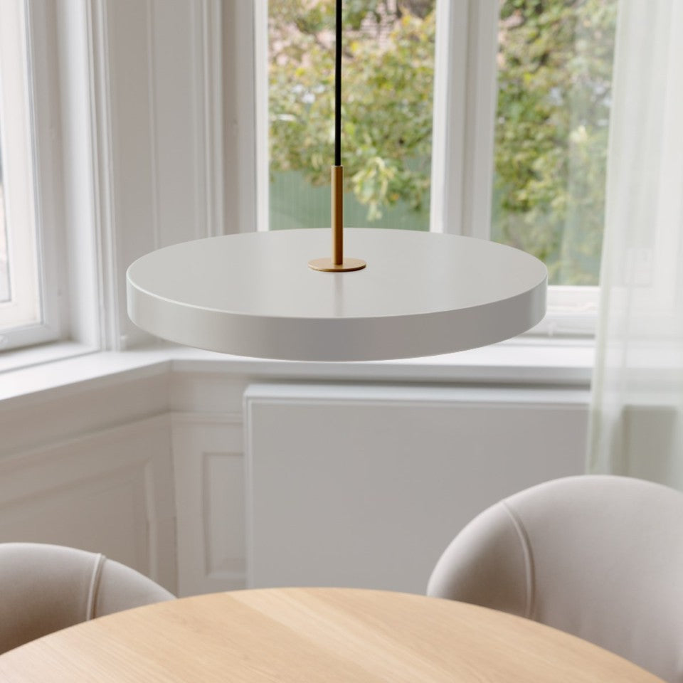 Asteria Plus Medium Pendellampe in Nuance Mist präsentiert im Onlineshop von KAQTU Design AG. Pendelleuchte ist von Umage