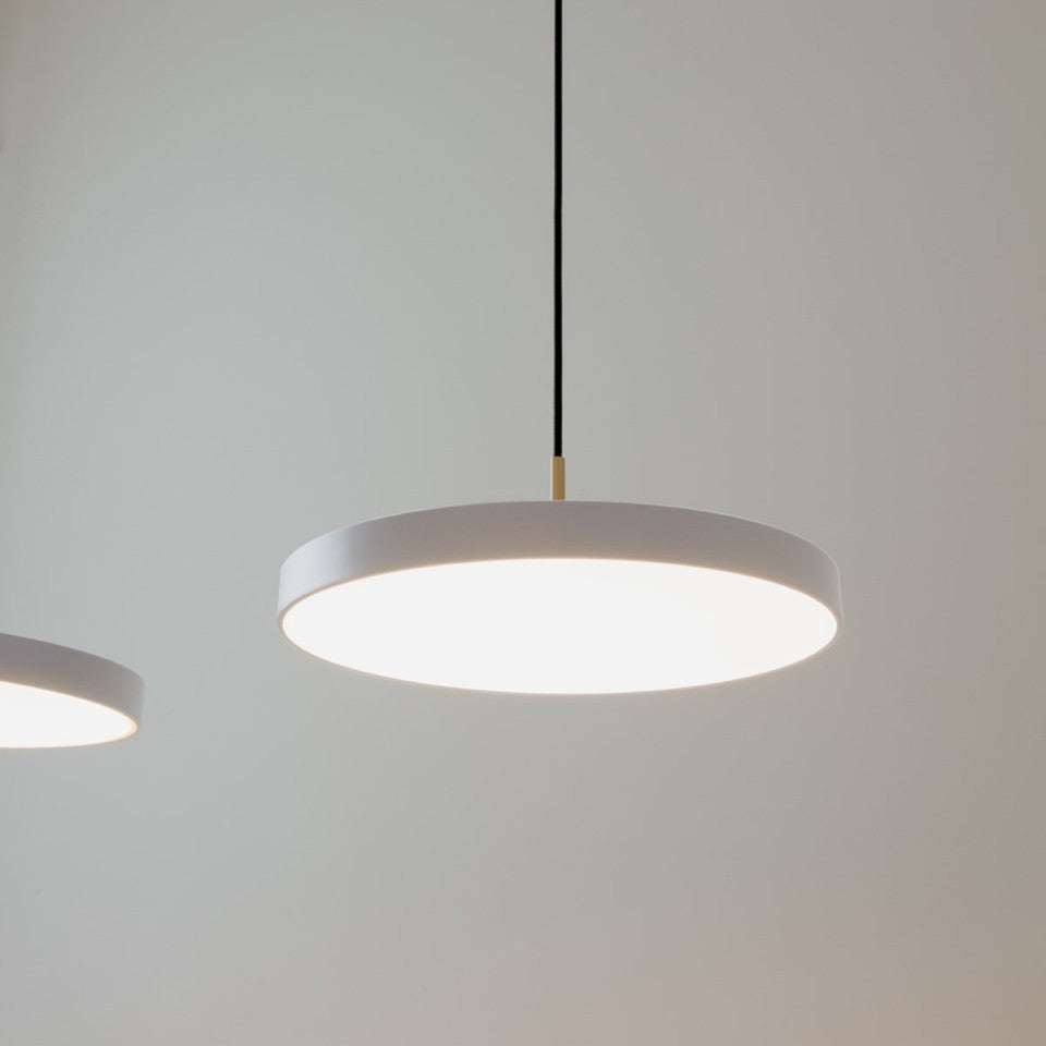 Elegante Asteria Plus Medium Pendellampe von Umage, aus hochwertigem Messing, ideal für moderne Wohnräume und stimmungsvolle Beleuchtung.