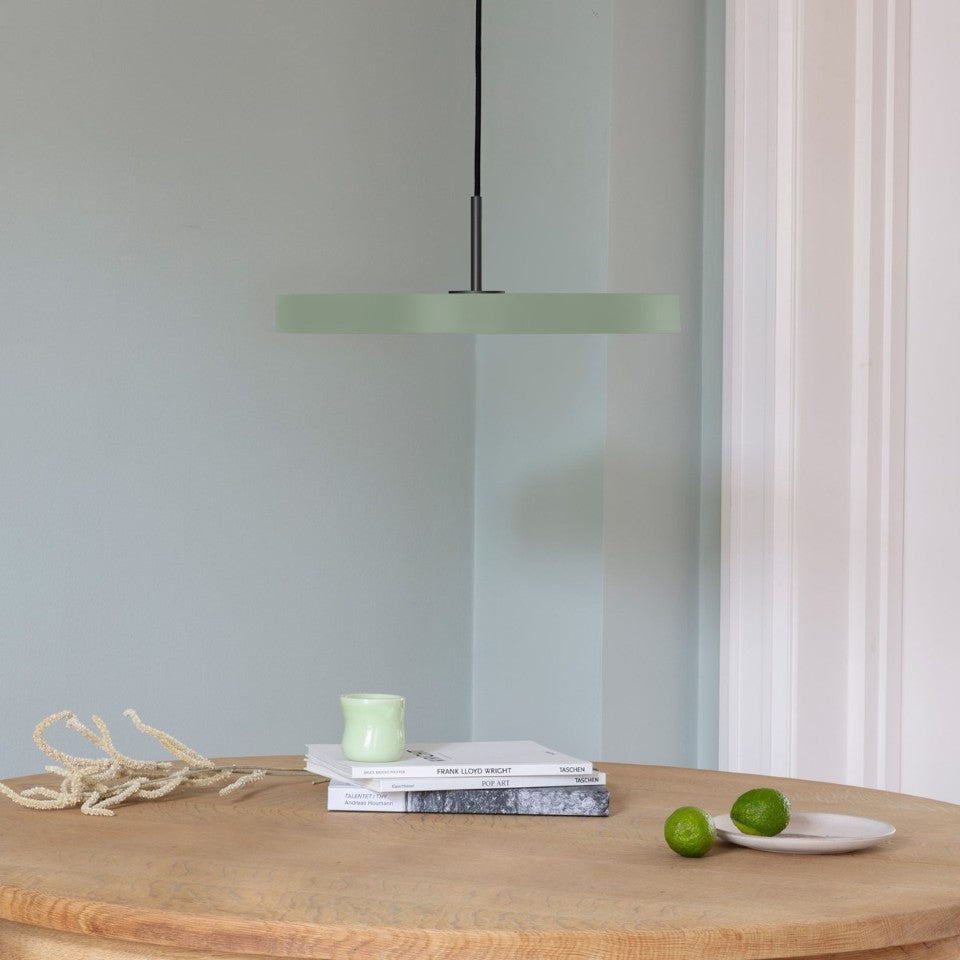 Asteria Plus Medium Pendellampe in Nuance Olive präsentiert im Onlineshop von KAQTU Design AG. Pendelleuchte ist von Umage
