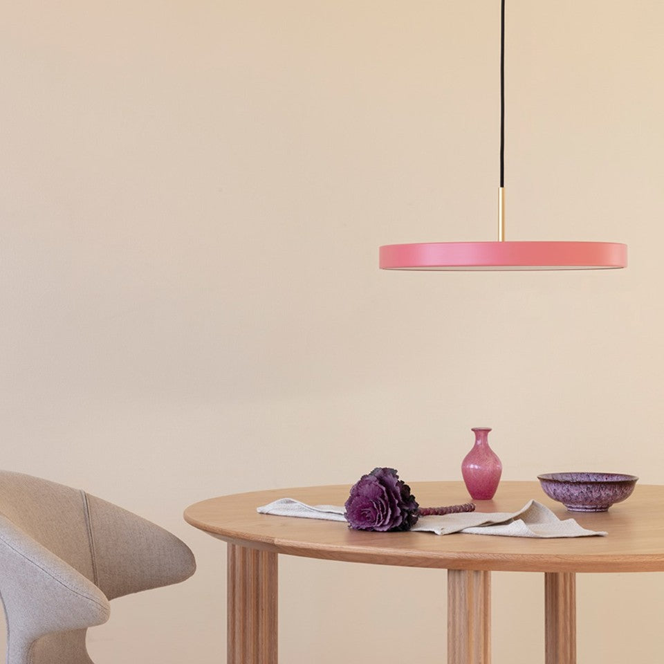 Elegante Asteria Plus Medium Pendellampe von Umage, aus hochwertigem Messing, ideal für modernes Wohndesign und stimmungsvolle Beleuchtung.