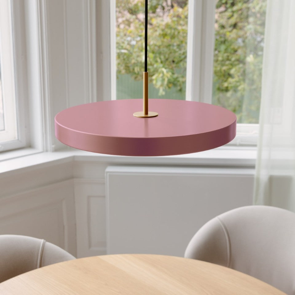 Stilvolle Asteria Plus Medium Pendellampe von Umage, gefertigt aus edlem Messing, perfekt für zeitgemäße Innenräume und gemütliche Lichtakzente.