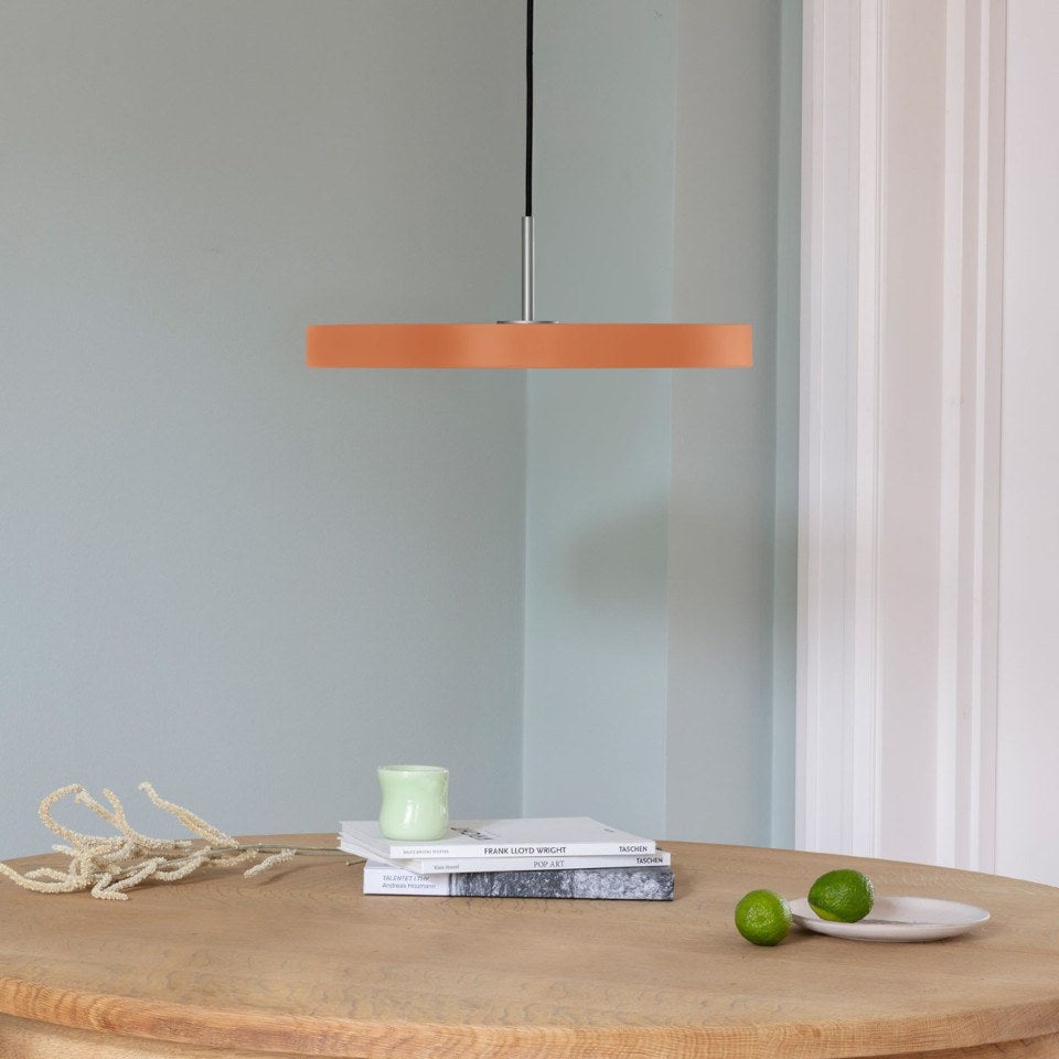 Asteria Plus Medium Pendellampe in Nuance Orange präsentiert im Onlineshop von KAQTU Design AG. Pendelleuchte ist von Umage