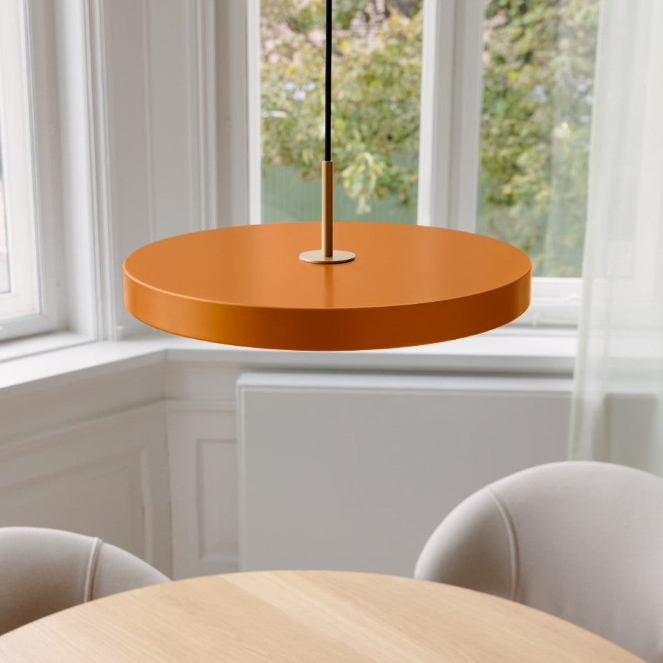 Elegante Asteria Plus Medium Pendellampe von Umage, aus hochwertigem Messing, ideal für moderne Wohnräume und stimmungsvolle Beleuchtung.