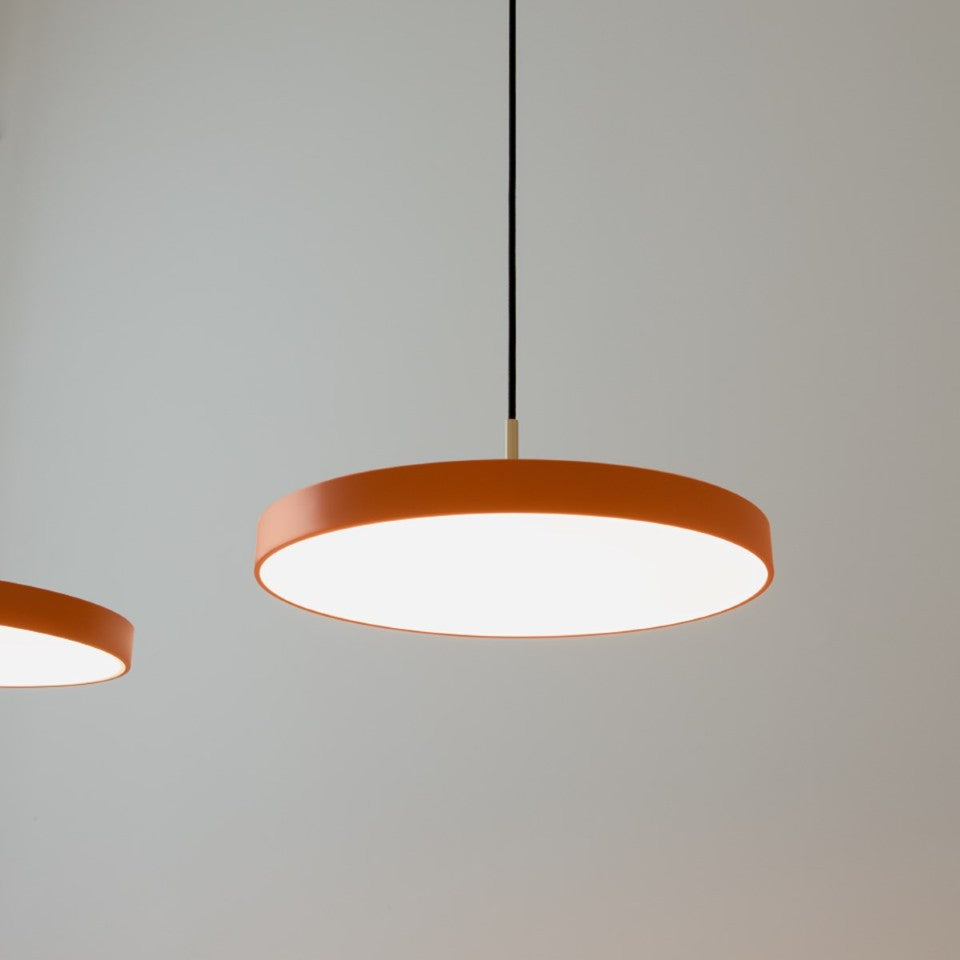 Stilvolle Pendellampe Asteria Plus Medium von Umage, gefertigt aus edlem Messing, perfekt für zeitgemäße Innenräume und gemütliche Atmosphäre.