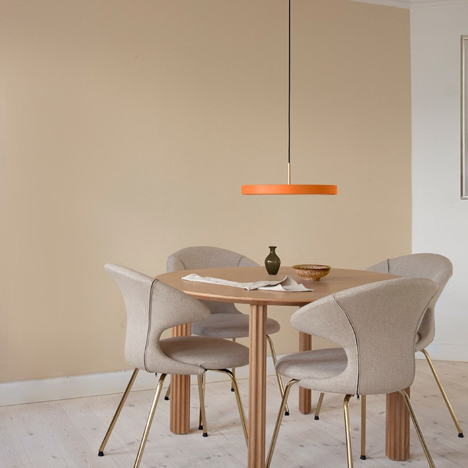 Asteria Plus Medium Pendellampe in Nuance Orange präsentiert im Onlineshop von KAQTU Design AG. Pendelleuchte ist von Umage