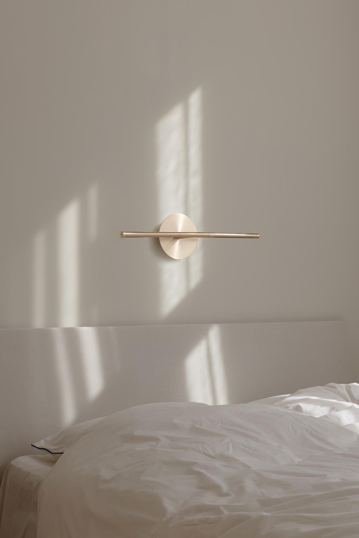 Elegante Omni Wall Wandleuchte von Umage, die mit ihrem minimalistischen Stil und warmem Licht eine einladende Atmosphäre schafft.
