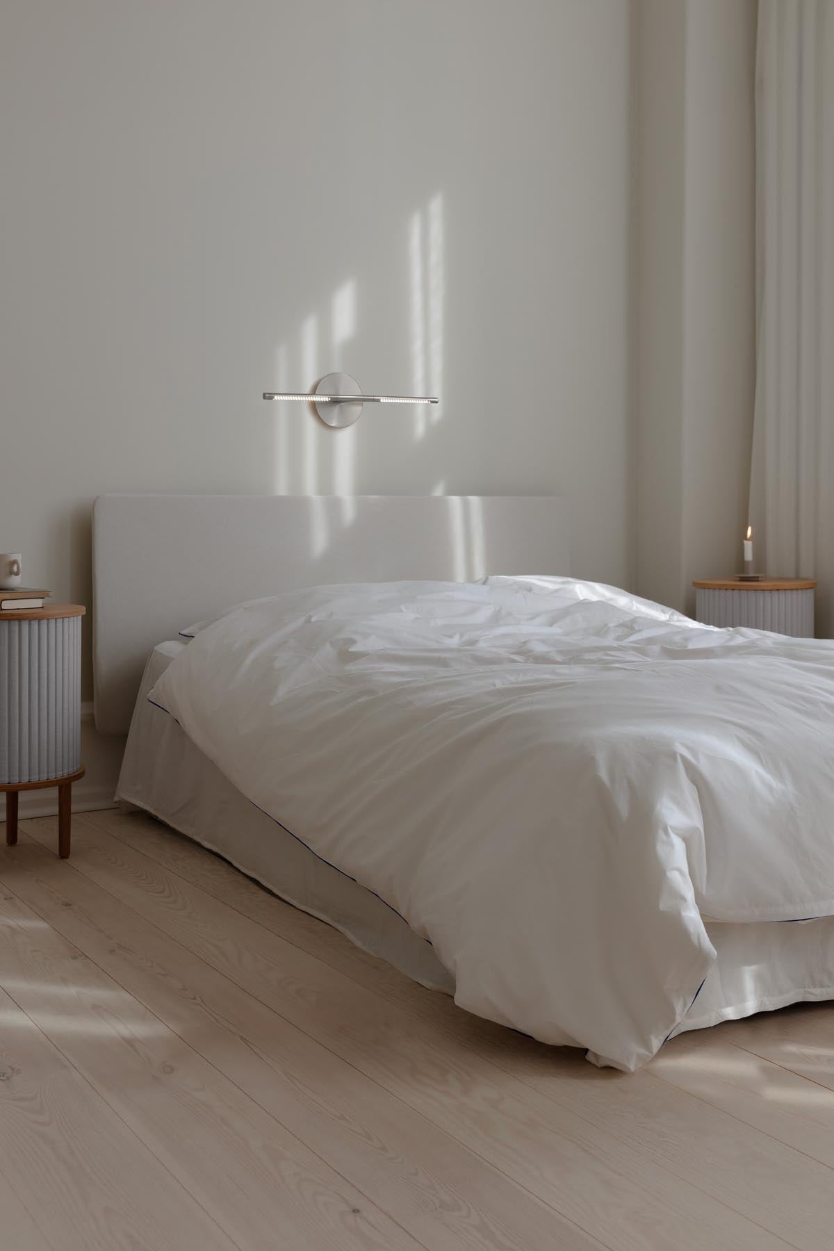 Moderne Omni Wall Wandleuchte von Umage, gefertigt aus robustem Stahl, ideal für stilvolle Akzente und stimmungsvolle Beleuchtung in jedem Raum.