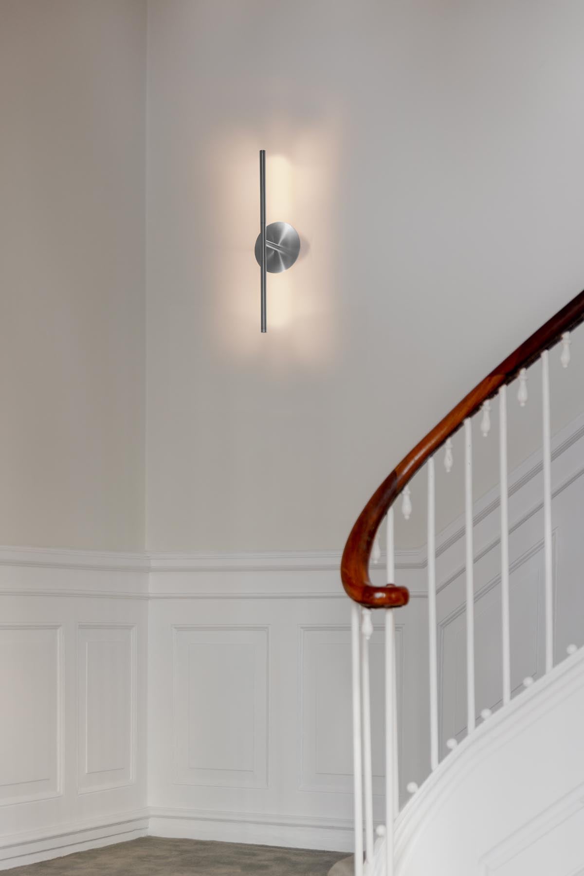 Elegante Omni Wall Wandleuchte von Umage aus hochwertigem Stahl, perfekt für eine zeitgemäße Raumgestaltung und atmosphärische Lichtakzente.